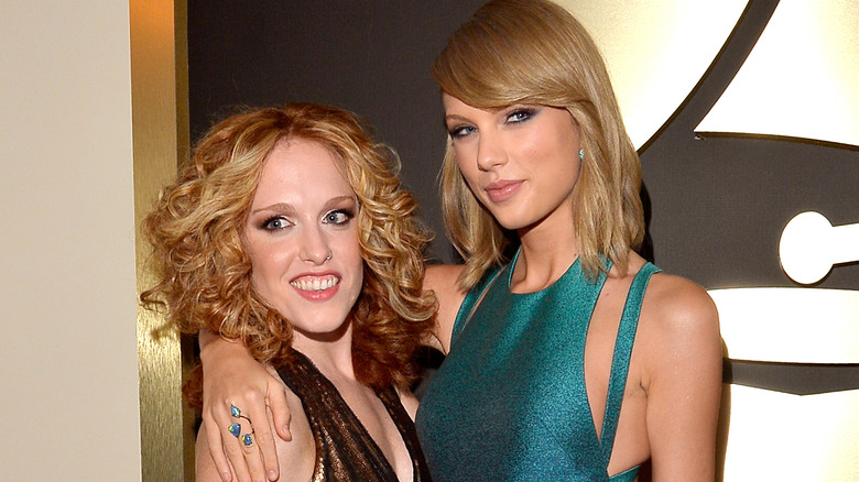 Abigail Anderson e Taylor Swift posano