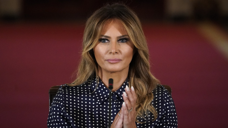 Melania Trump applaude