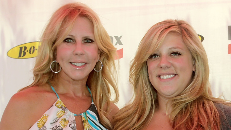 Vicki Gunvalson e Briana Culberson sorridono e posano insieme