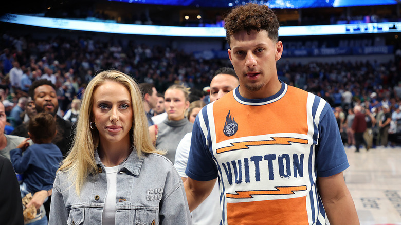 Brittany e Patrick Mahomes a bordo campo