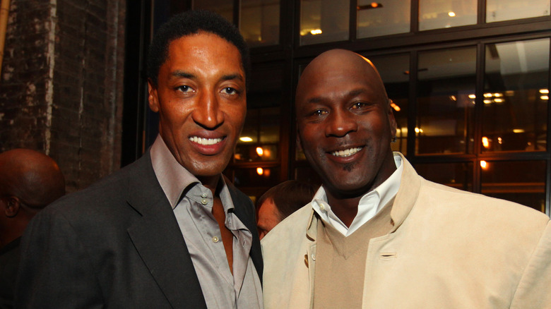 Scottie Pippen posa con Michael Jordan