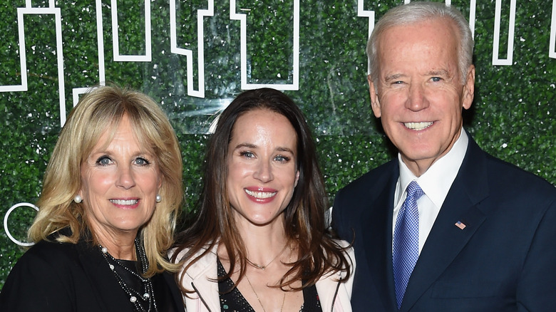 Jill, Ashley e Joe Biden posano