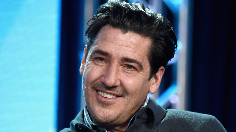 Jonathan Knight sorride durante l'intervista