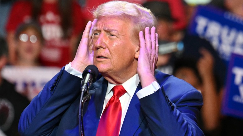 Donald Trump con le mani sulle orecchie