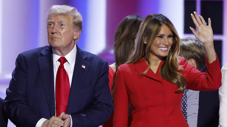 Donald e Melania Trump guardano in direzioni opposte