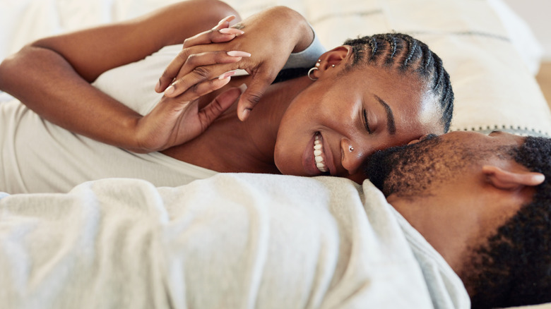 Uomo e donna a letto insieme