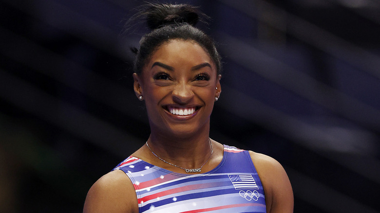 Simone Biles sorride