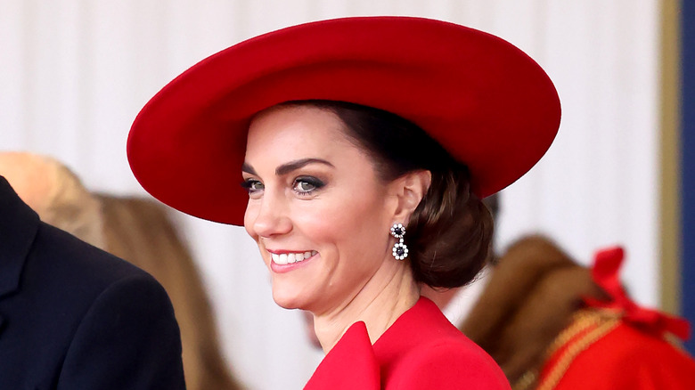 Kate Middleton indossa un cappello rosso