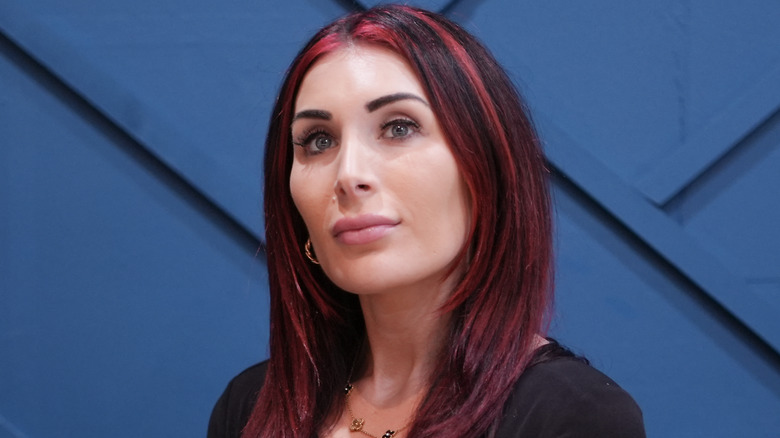 Laura Loomer con ciocche di capelli rossi