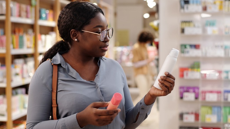 Donna che esamina i prodotti deodoranti