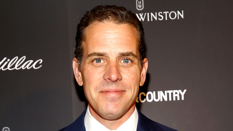 Hunter Biden posa in giacca e cravatta