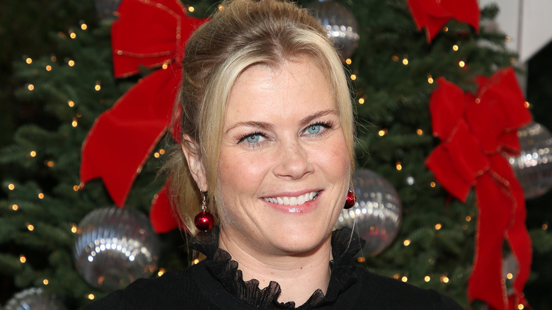 Alison Sweeney sorride