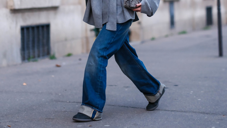 Jeans blu scuro con risvolto largo