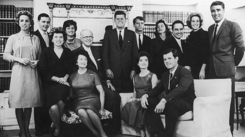 John F Kennedy fotografato con la sua famiglia