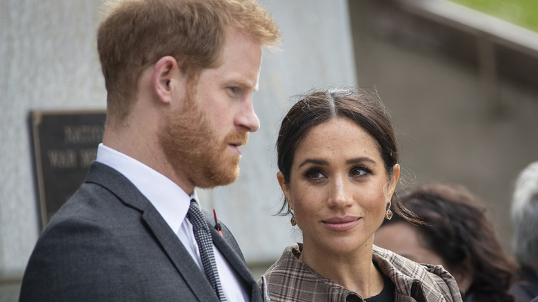 Meghan Markle guarda il principe Harry