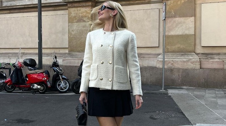 donna in blazer senza colletto