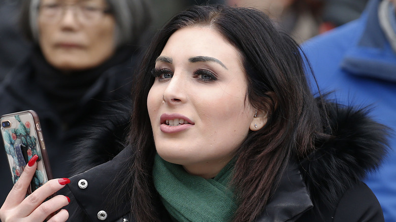 Sciarpa verde Laura Loomer