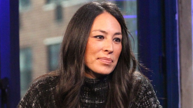 Joanna Gaines indossa un maglione scozzese