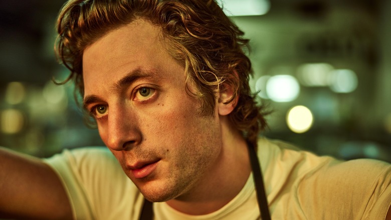 Jeremy Allen White maglietta bianca grembiule da cuoco