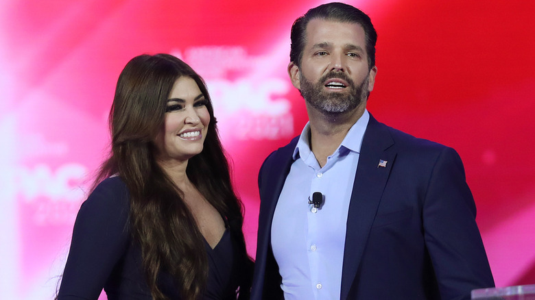 Kimberly Guilfoyle e Donald Trump Jr. sorridono