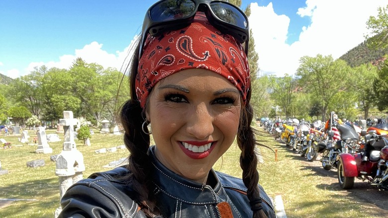 Lauren Boebert indossa una bandana rossa