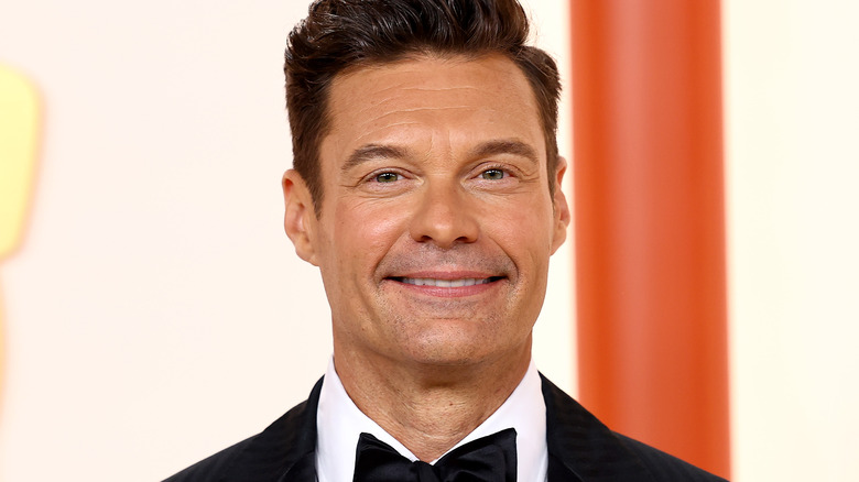 Ryan Seacrest sorride 