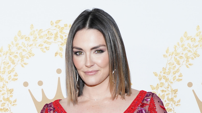 Taylor Cole sorridente, capelli tagliati