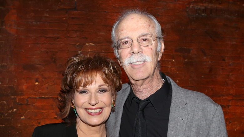 Joy Behar e suo marito Steve Janowitz posano insieme.