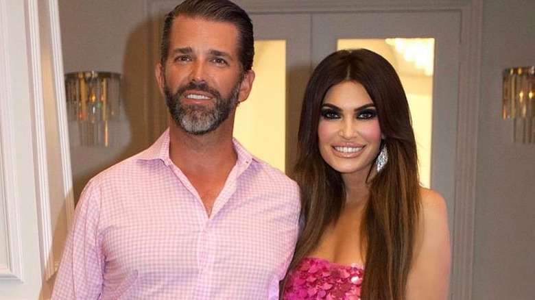 Donald Trump Jr. e Kimberly Guilfoyle sorridono