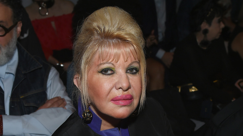 Ivana Trump bouffant biondo labbra rosa