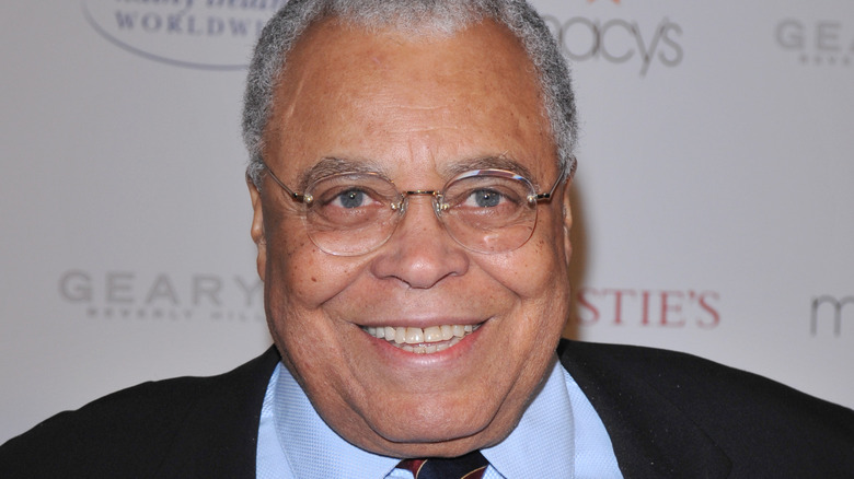 James Earl Jones sorride