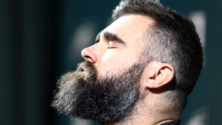 Jason Kelce testa alta occhi chiusi