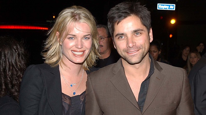 Rebecca Romijn, John Stamos sorridenti