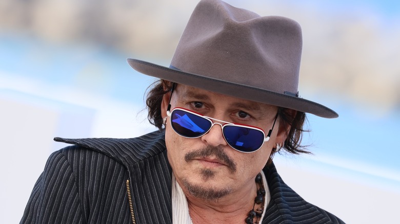 Johnny Depp indossa cappello e occhiali da sole