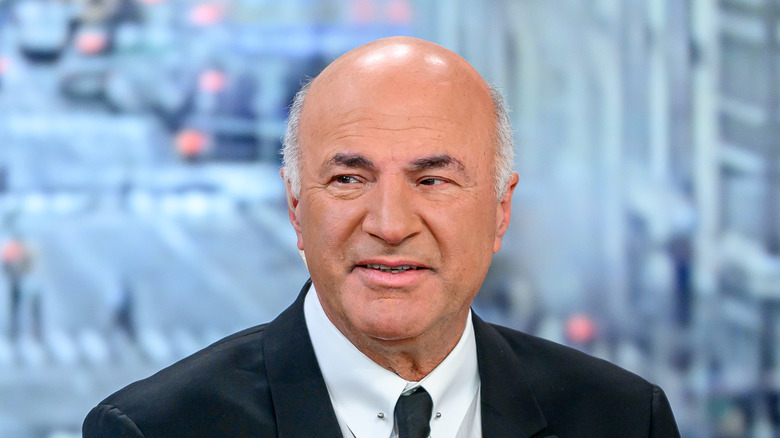 Completo nero di Kevin O'Leary