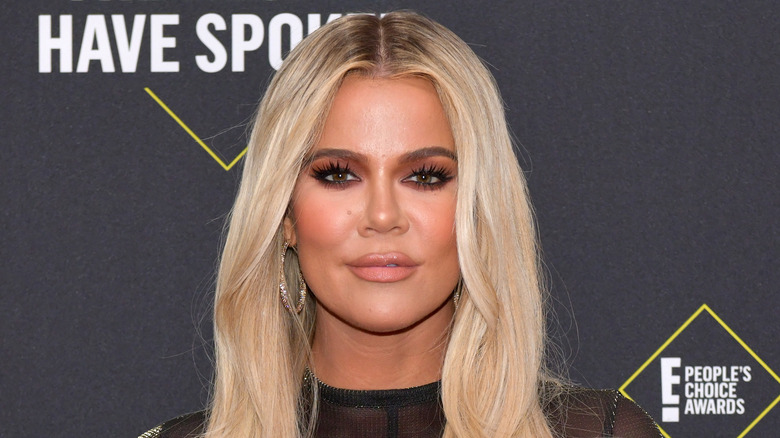 Khloé Kardashian capelli lunghi