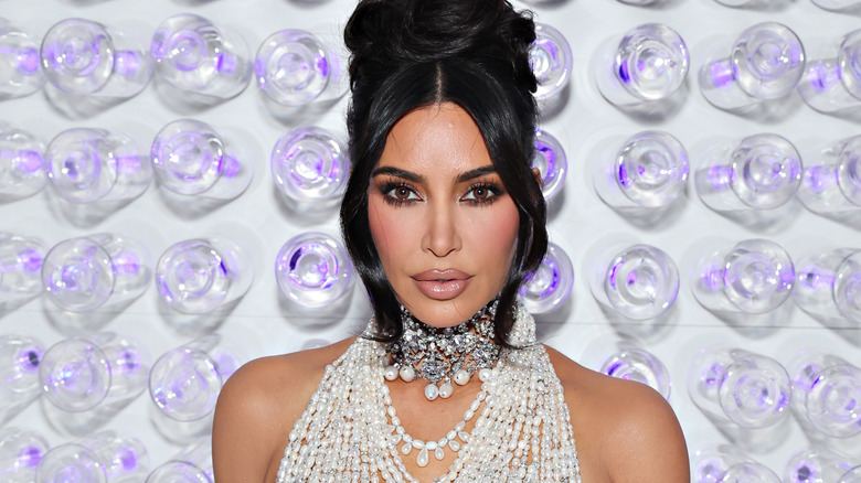 Collana di perle bianche di Kim Kardashian