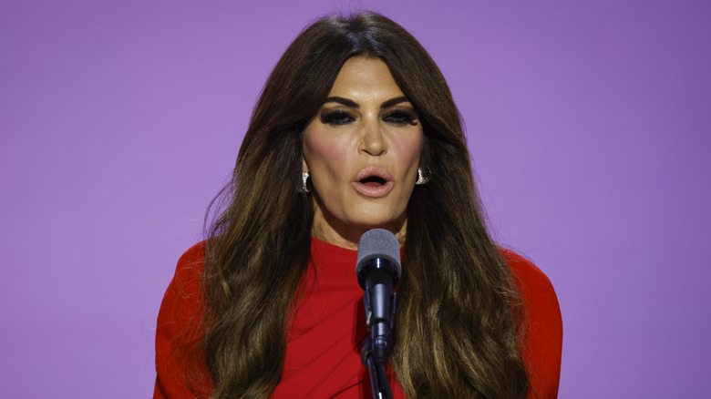 Kimberly Guilfoyle parla al microfono