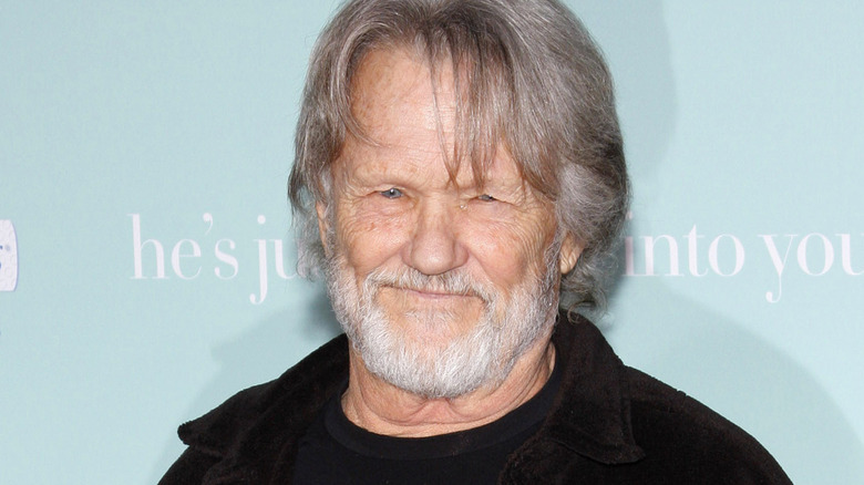 Kris Kristofferson sorride in primo piano