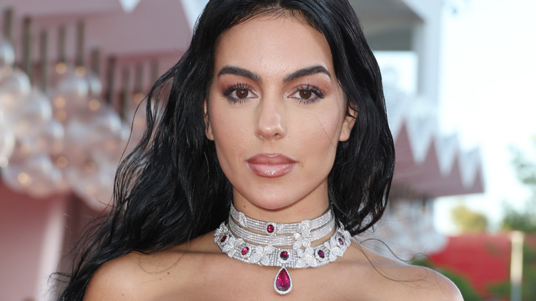 Georgina Rodriguez indossa un choker