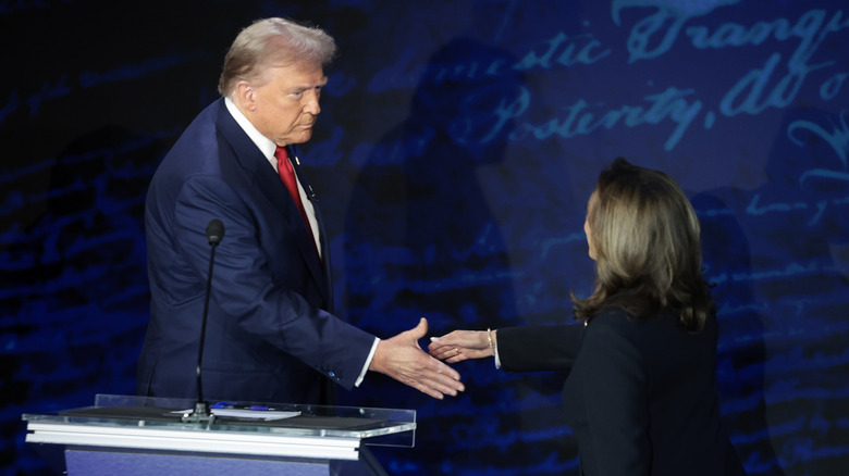 Donald Trump e Kamala Harris si stringono la mano