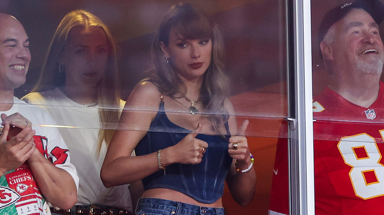 Taylor Swift indossa un corsetto in denim