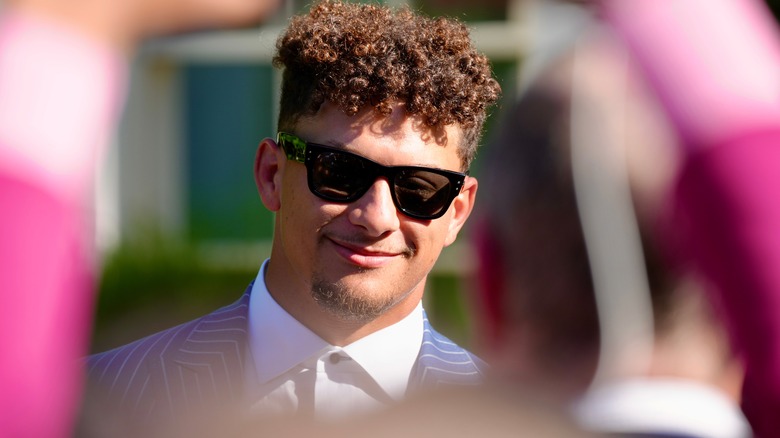 Patrick Mahomes indossa occhiali da sole