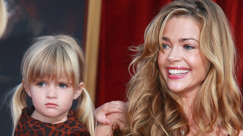 Denise Richards tiene in braccio Sami Sheen