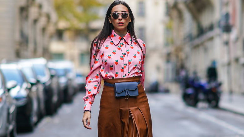 Donna che indossa la moda preppy moderna