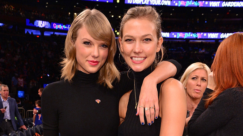 Taylor Swift con il braccio attorno a Karlie Kloss