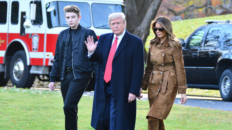 Barron Trump cammina con i suoi genitori