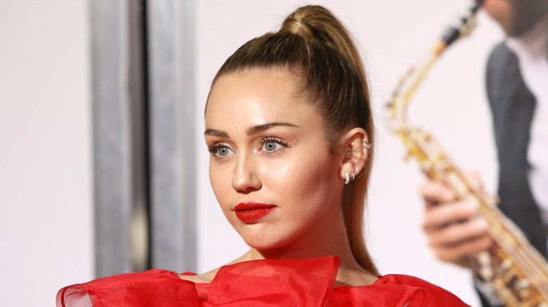 Miley Cyrus con le labbra rosse