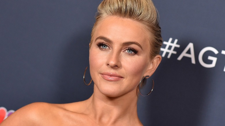 Julianne Hough con acconciatura raccolta