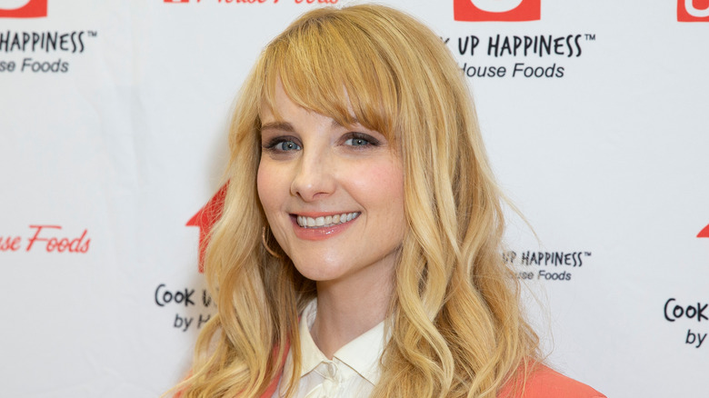 Melissa Rauch sorridente